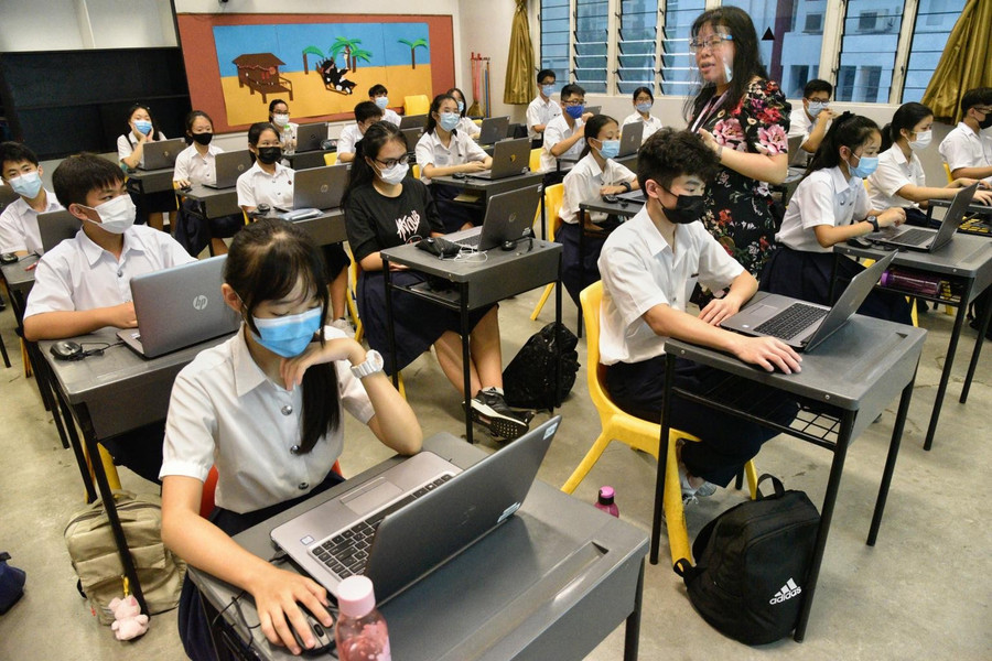Trường học Singapore cấm dùng điện thoại