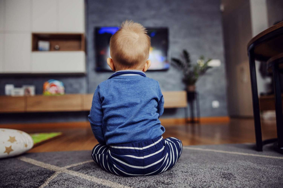 Trẻ em xem màn hình nhiều bị giảm vốn từ vựng
