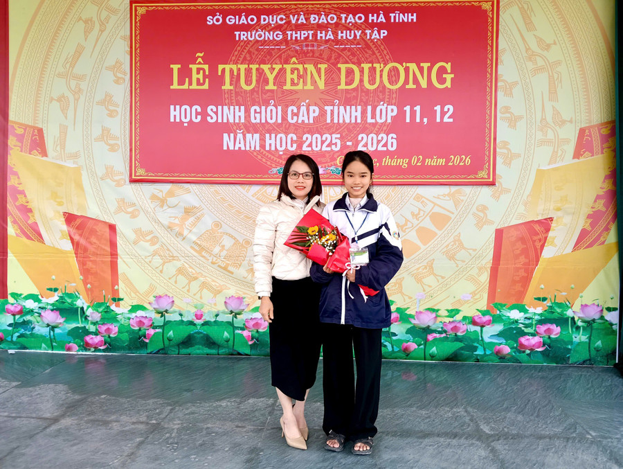 Nghị lực đưa nữ sinh lên ngôi thủ khoa học sinh giỏi Văn cấp tỉnh