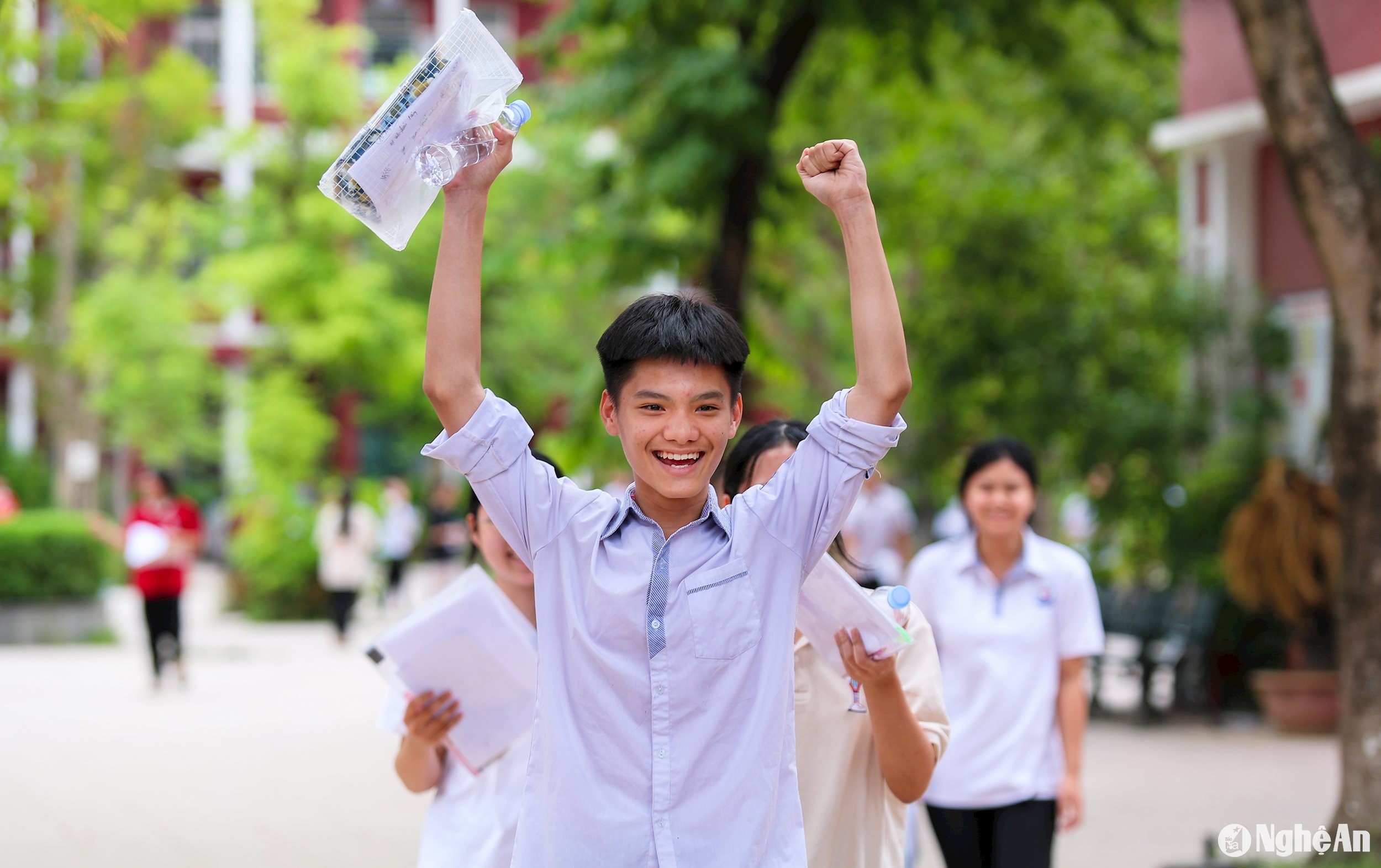Số học sinh tăng mạnh, tỷ lệ vào lớp 10 công lập Hà Nội giảm xuống 55%