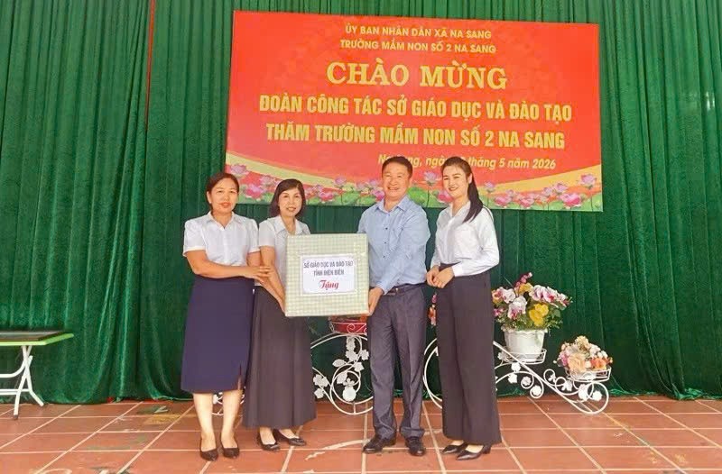 Ngành Giáo dục Điện Biên chào cờ dưới Cột cờ A Pa Chải, lan tỏa tinh thần yêu nước cho học sinh